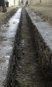 Průběh výstavby 120 m dlouhého zavlažovacího kanálu 