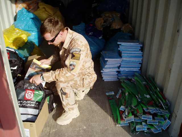 Chystání humanitární pomoci důstojníkem CIMIC