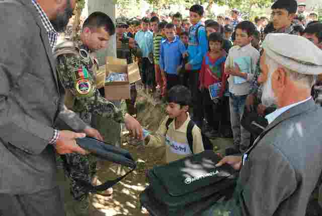 Distribuce humanitární pomoci afghánskými vojáky