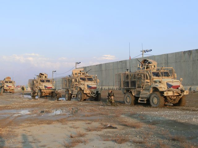 Kolona po najetí vozidla na IED