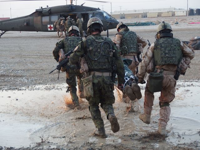 Transport raněných k vrtulníku