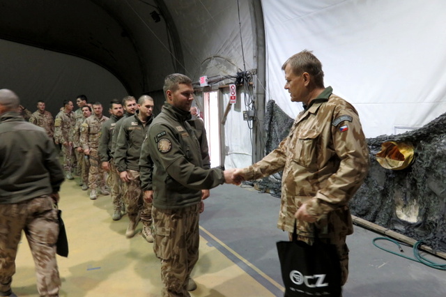 na Bagrámu každému z přítomných českých vojáků předal generál Bečvář osobně vánoční balíček 