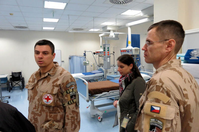 podplukovník Radek U. provází návštěvu po nemocnici na základně HKIA v Kábulu