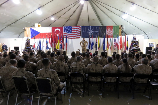 generálporučík Bečvář hovoří k českým vojákům v Kábulu