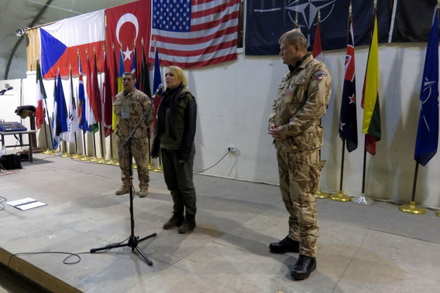 za přítomné poslance a senátory pozdravila vojáky poslankyně Jana Černochová