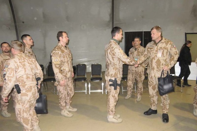 také na HKIA předal generálporučík Bečvář vojákům dárky osobně a popřál jim hezké a především klidné Vánoce