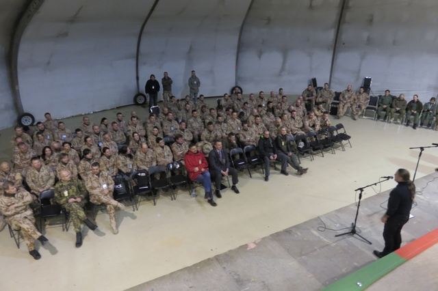 pohled do improvizovaného koncertního sálu na HKIA