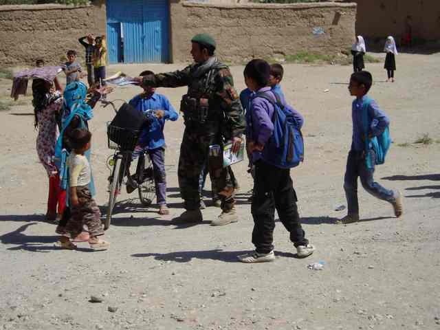 Rozdávání informačních letáků