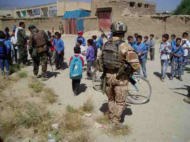 Rozdávání školních potřeb