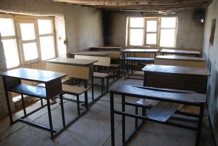 Jedna ze dvou současných tříd školy a její vybavení