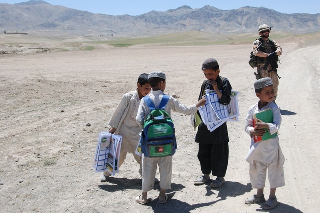 Kherwarští školáci se těší z dárků od českého provinčního rekonstrukčního týmu