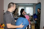 Kaplan 74. lehkého motorizovaného praporu z Bučovic nadporučík Dan Petříček předává rodičům Michalky čističku vzduchu, dětské chůvičky a polohovací pomůcky, které byly zakoupeny ze sbírky vojáků Provinčního rekonstrukčního týmu Lógar.