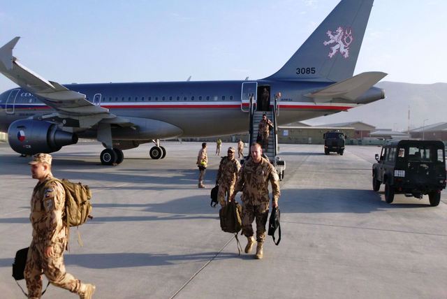 Vojáci vystupují na kábulském letišti z vojenského Airbusu A 319CJ