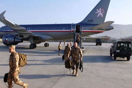 Vojáci vystupují na kábulském letišti z vojenského Airbusu A 319CJ