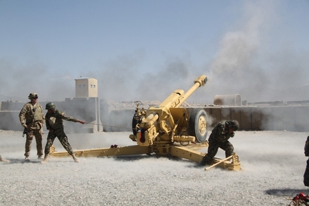 Afghánští dělostřelci střílí ze 122 mm děla D 30