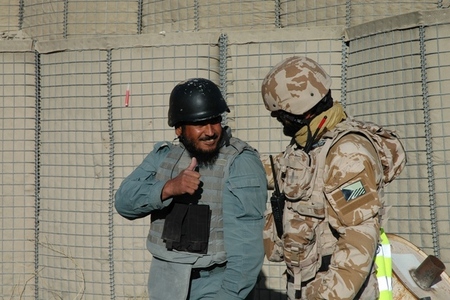 Afghánský policejní nováček s českým instruktorem na střelnici.