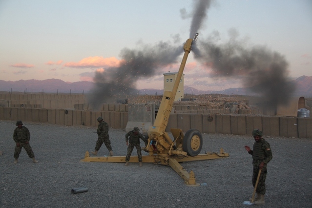 Výstřel ze 122 mm děla D 30, které používá dělostřelectvo 4. brigády Afghánské národní armády.