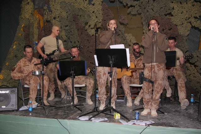 Koncert na základně Shank.