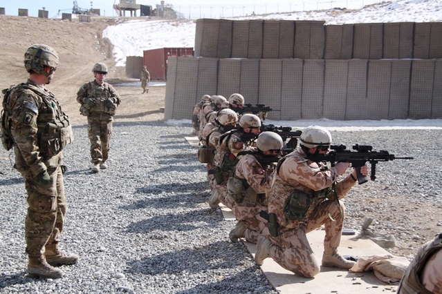 Čeští vojáci na střelnici plní kvalifikační podmínky k získání střelecké třídnosti US Army (1)