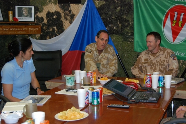 Zleva: Jarmila Jelínková, generál Nick Parker, plukovník gšt. Rudolf Honzák