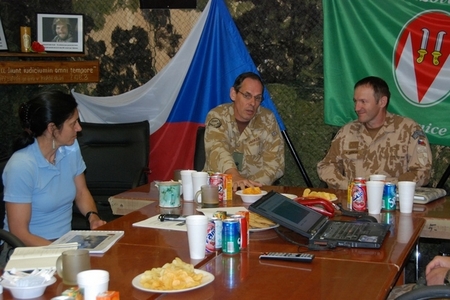 Zleva: Jarmila Jelínková, generál Nick Parker, plukovník gšt. Rudolf Honzák