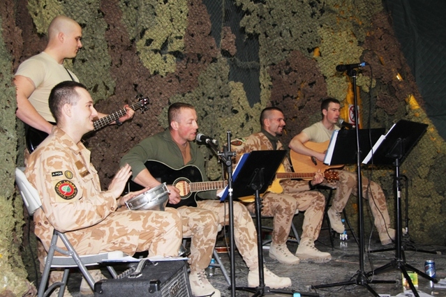 Koncert na základně Shank - instrumentální část hudební skupiny.