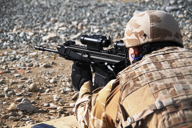 Čeští vojáci na střelnici plní kvalifikační podmínky k získání střelecké třídnosti US Army (2)