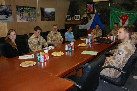 Zástupci velitelství ISAF na prezentaci českého PRT