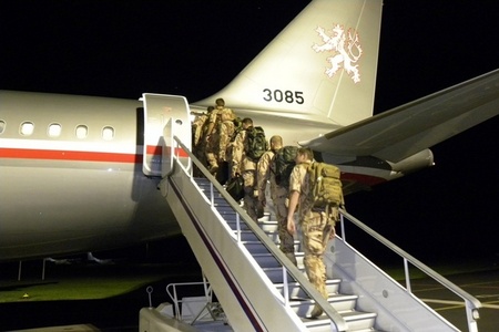 Desítka odlétá do Afghánistánu