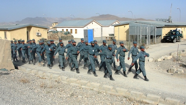 Afghánští vojáci mají každý den pořadovou přípravu.