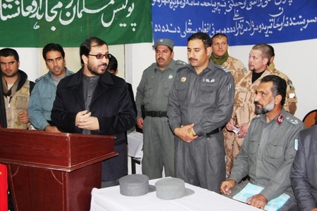 Guvernér provincie Lógar Mohammad Iqbal Azizi (u řečnického pultu) hovoří při ceremoniálu k ukončení základního kurzu policistů Afghánské národní policie.