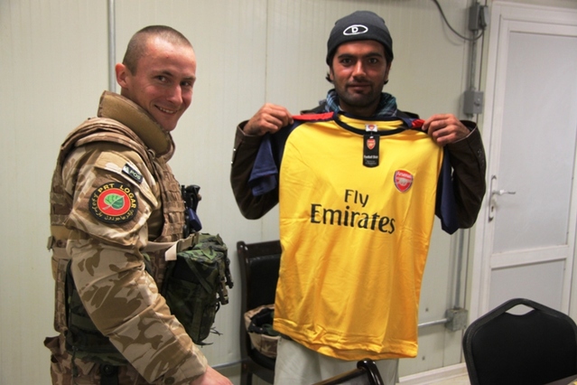Kapitán afghánských „krikeťáků“ Ismatullah Ahadi ukazuje nový dres.