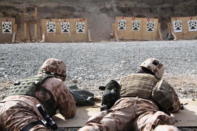 Čeští vojáci na střelnici plní kvalifikační podmínky k získání střelecké třídnosti US Army (3)