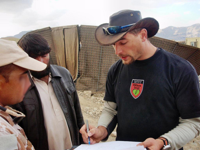 Stavební inženýr civilní části českého provinčního rekonstrukčního týmu Lógar Jan Pivec hovoří se pracovníkem afghánské stavební firmy, která provádí rekonstrukci kuchyně a jídelny pro afghánské vojáky v provincii Wardak.
