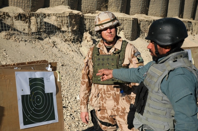 Český instruktor vyhodnocuje afghánskému policistovi střelbu ze samopalu AK-47 (Kalašnikov).