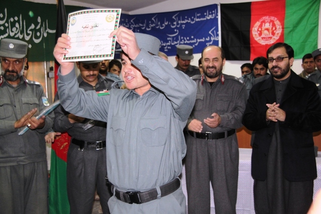 „Sloužím Afghánistánu!“ zvolal každý policista a zvedl přitom nad hlavu certifikát o úspěšném absolvování základního kurzu pro policisty Afghánské národní policie.