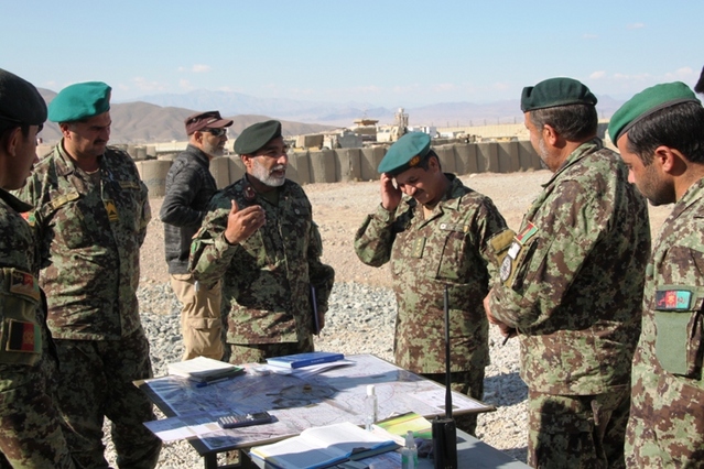 Náčelník dělostřelectva 4. brigády ANA major Andul Motalab (čtvrtý zprava) hovoří s afghánskými dělostřelci.