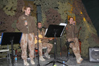 Koncert na základně Shank - kapela měla dvě zpěvačky. 