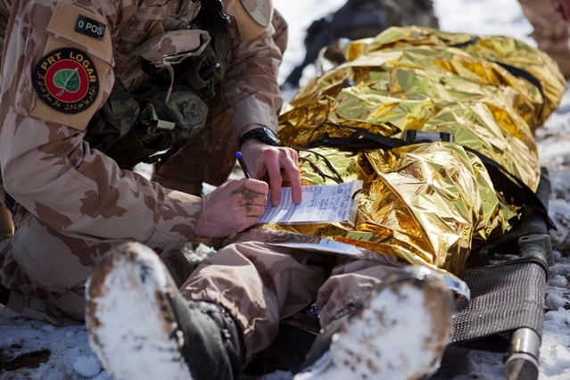 Výcvik Medevac - vojáci poskytli „zraněnému“ kolegovi první pomoc, do kartičky se vypisují údaje o zranění a poskytnuté zdravotnické pomoci.