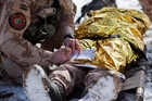 Výcvik Medevac - vojáci poskytli „zraněnému“ kolegovi první pomoc, do kartičky se vypisují údaje o zranění a poskytnuté zdravotnické pomoci.