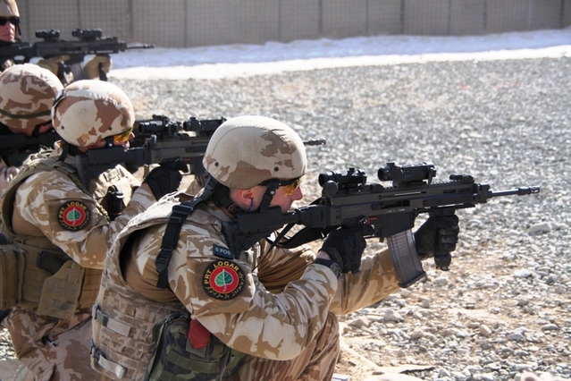 Čeští vojáci na střelnici plní kvalifikační podmínky k získání střelecké třídnosti US Army (4)