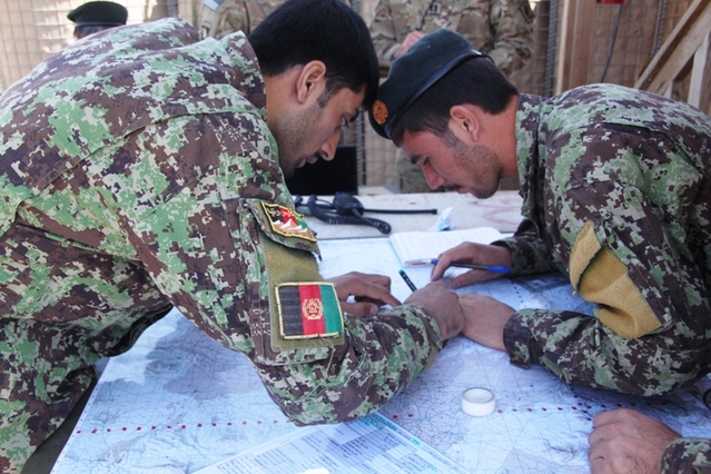 Afghánští dělostřelci vyhodnocují palbu.