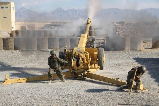 Výstřel ze 122 mm děla D 30, které používá dělostřelectvo 4. brigády Afghánské národní armády.