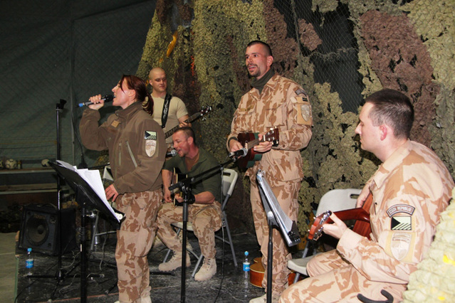 Koncert na základně Shank.
