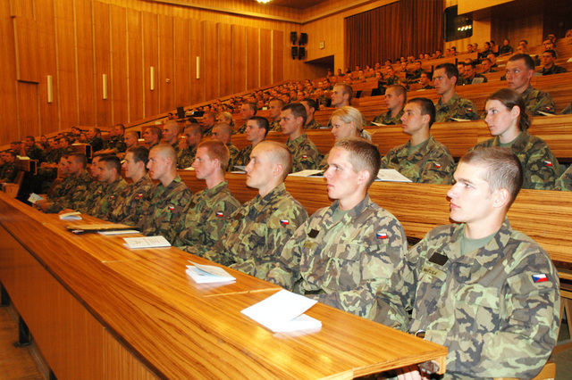 Budoucí studenti Univerzity obrany obdrželi praktického pomocníka „Průvodce studenta prvního ročníku FEM a FVT na rok 2012“