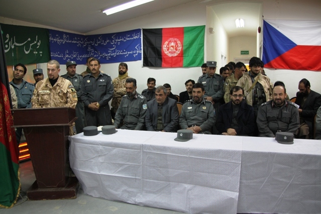 Slavnostního ceremoniálu vyřazení úspěšných policistů kurzu pro policisty Afghánské národní policie byl přítomen guvernér provincie Lógar Mohammad Iqbal Azizi (sedí druhý zprava)