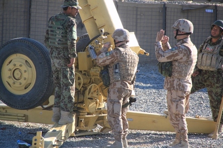 Čeští dělostřelci vysvětlují  Afgháncům postup obsluhy děla při „selhané“.