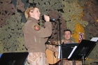 Koncert na základně Shank - zpěvačka zpívá za doprovodu kytary 