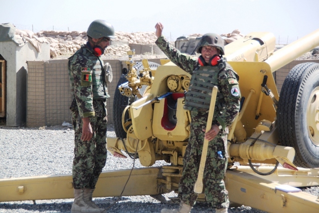 Výcvik afghánských dělostřelců - obsluha děla hlásí připravenost k palbě