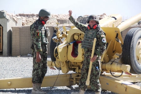 Výcvik afghánských dělostřelců - obsluha děla hlásí připravenost k palbě